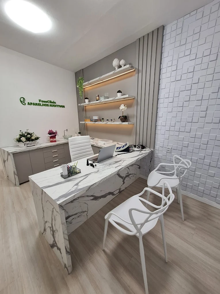 Aparelhos auditivos Phonak expostos na FonoClinic Itajubá: modelos modernos e discretos